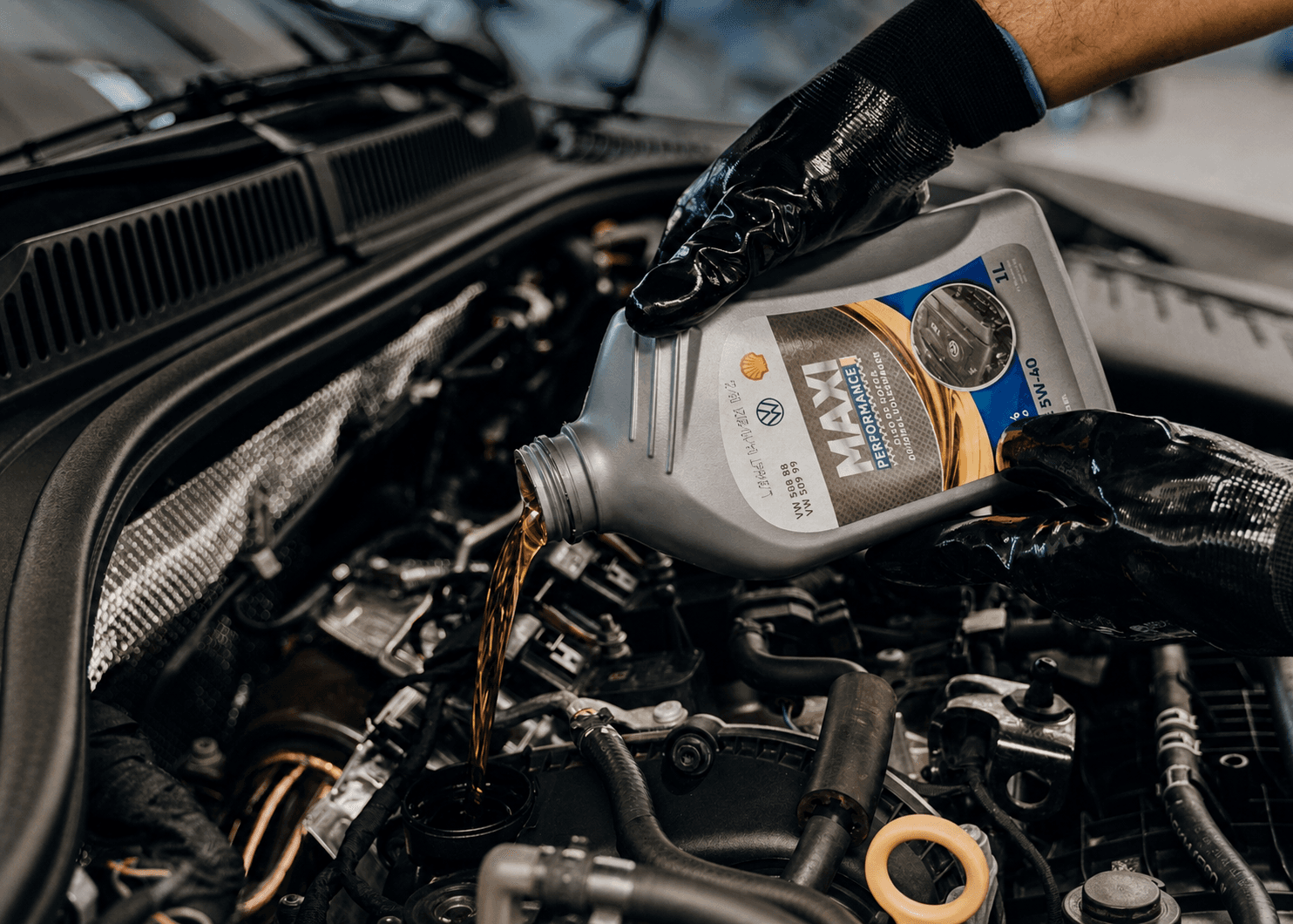 Profissional aplicando óleo automotivo identificado no motor